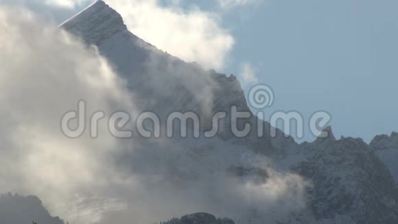 雾在山脉上空视频的预览图