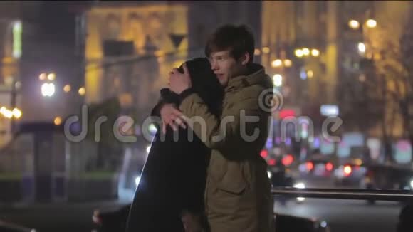 浪漫的约会年轻夫妇拥抱和亲吻幸福的时刻视频的预览图