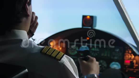 男飞行员在自动驾驶模式下飞行用对讲机传送信息视频的预览图
