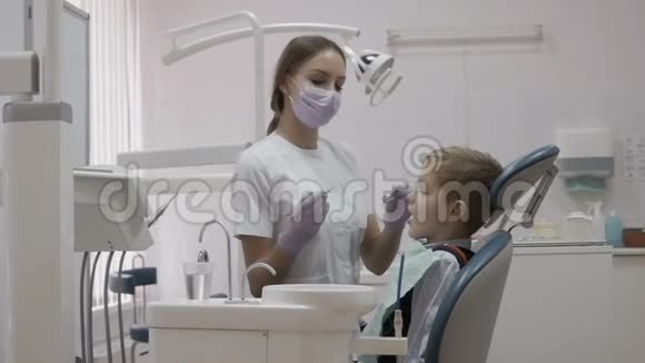 牙医接待可爱的小男孩视频的预览图