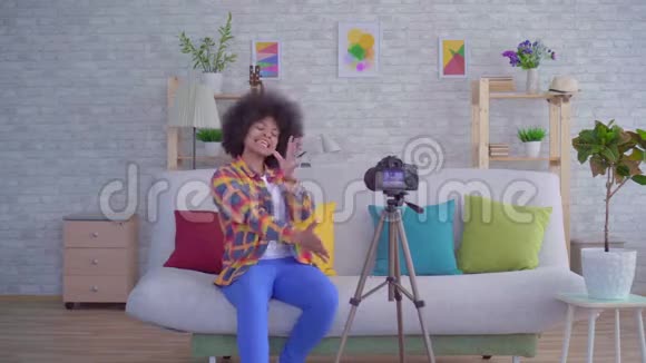 一位非洲女博主在镜头前留着非洲发型视频的预览图