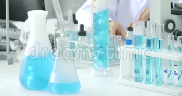 蓝色化学物质与烟雾在实验室沸腾视频的预览图