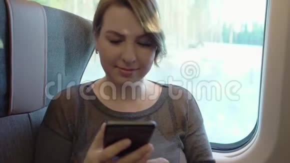 年轻女孩使用智能手机上网火车乘客视频的预览图
