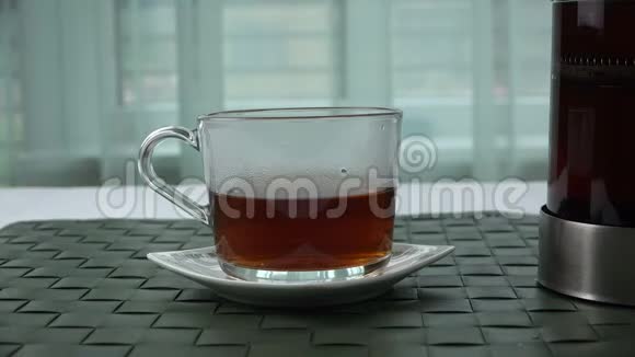 在一个透明的杯子里放着茶叶视频的预览图