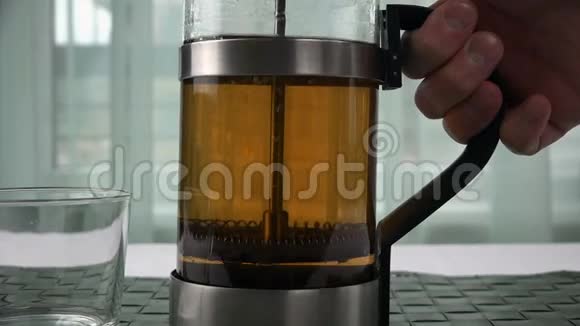 透明水壶中茶叶的混沌运动视频的预览图