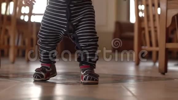 小宝宝慢吞吞地走在瓜琴上手和脚慢动作视频的预览图