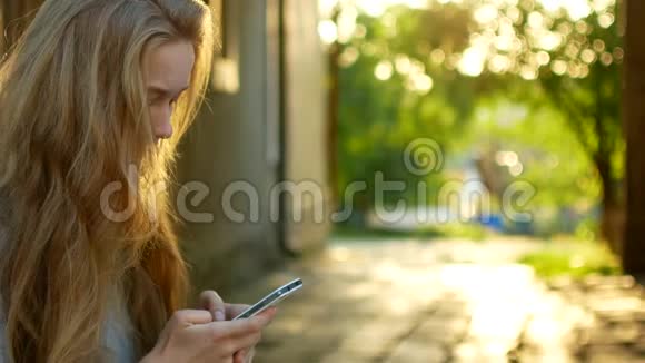 红发少女正在智能手机上打字夜间灯光视频的预览图
