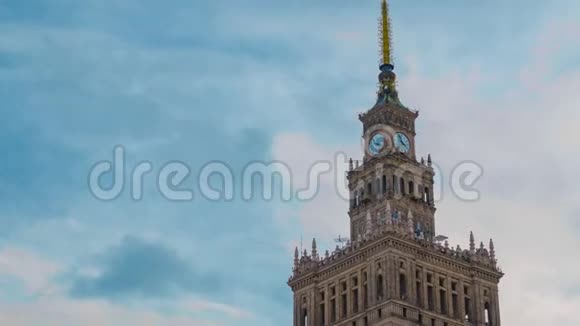 波兰华沙市中心的历史高楼大厦文化和科学宫殿尖塔的时间流逝视频的预览图
