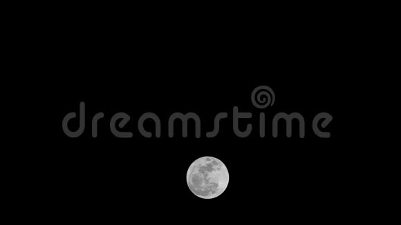 美丽的满月照耀着漆黑的夜空相机倾斜下来视频的预览图