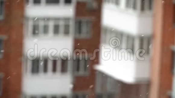4k视频户外降雪建筑背景城市季圣诞节视频的预览图