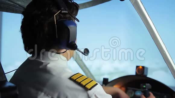 专业民航飞行员通过无线电向控制器传递飞行细节视频的预览图
