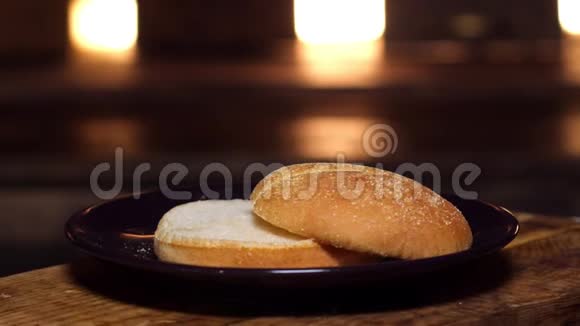 汉堡包在盘子里库存录像美味的面包用来煮汉堡美味的食物视频的预览图
