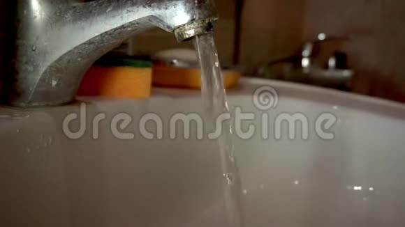一个人在自来水下面洗了一把牙刷视频的预览图