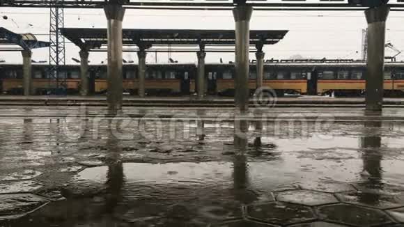 火车站的雪和雨视频的预览图