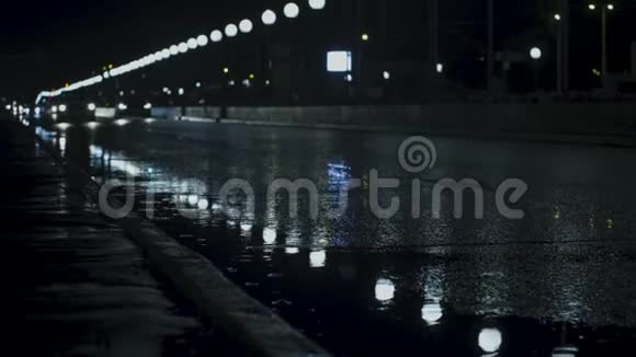 夜间一条街上汽车经过的宽阔地带视频的预览图