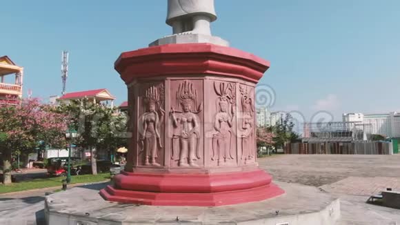 围绕着柬埔寨一座雕像底座的安哥拉式浮雕空中圆圈视频的预览图