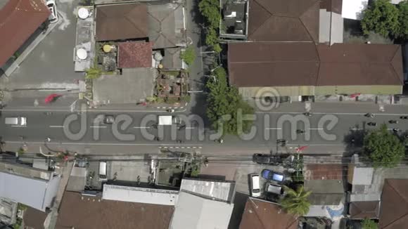 苍谷市巴厘岛4K无人机飞行途中的汽车和自行车视频的预览图