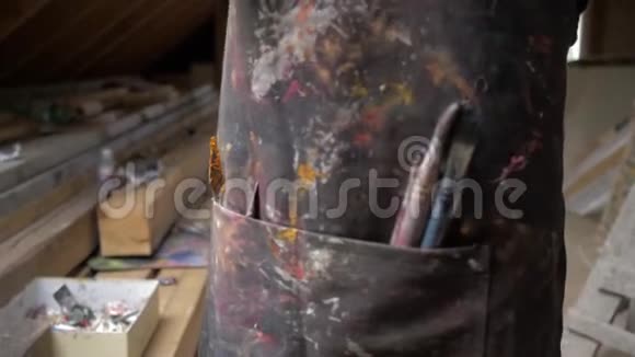 特写艺术家的工作围裙口袋里放着画笔4K视频的预览图