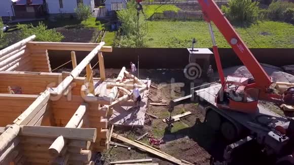 起重机和工人在建造木屋剪辑与工人团队一起建造工作流程的最高视图视频的预览图
