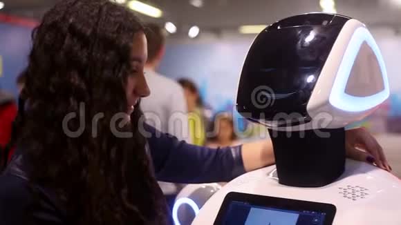 女孩拥抱机器人男人和机器人现代机器人技术人工智能今天的控制系统视频的预览图