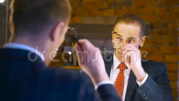 工作面前的商人照镜子视频的预览图