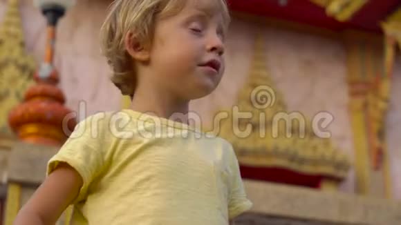 泰国普吉岛瓦查龙寺庙参观的幼儿男孩视频的预览图