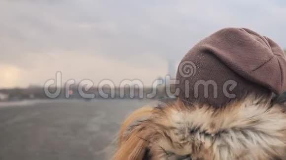 城市里的河上旅游船上带毛皮的帽子和夹克视频的预览图