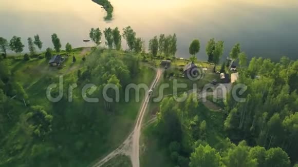 从乡村道路上的无人机俯视视频的预览图