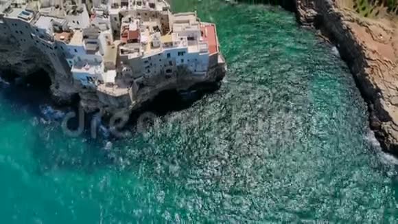 从意大利普格利亚的波利尼亚诺马雷和海滩俯瞰海景视频的预览图