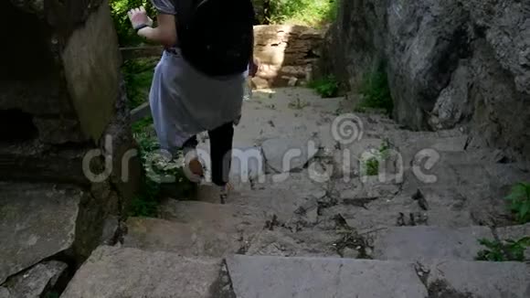 一个年轻的女徒步旅行者走下山阶视频的预览图