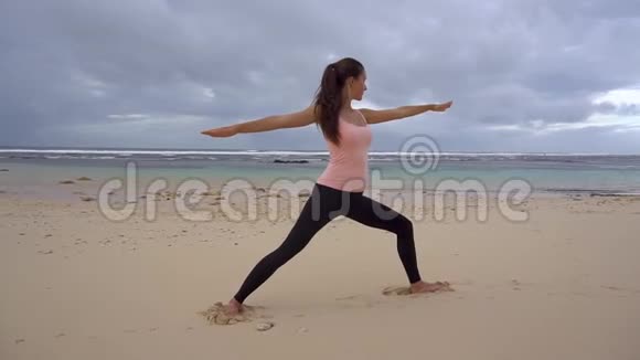 女人在海边练习瑜伽视频的预览图