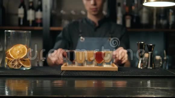 一排漂亮的不同颜色的鸡尾酒酒酒调酒师在聚会上马提尼伏特加和其他装饰视频的预览图