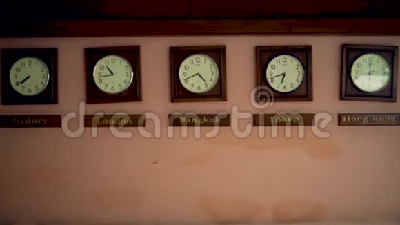 时区时钟显示不同的时间视频的预览图