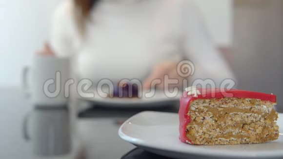 特写美味的甜点集中年轻女孩喝咖啡在模糊的背景下吃蛋糕视频的预览图