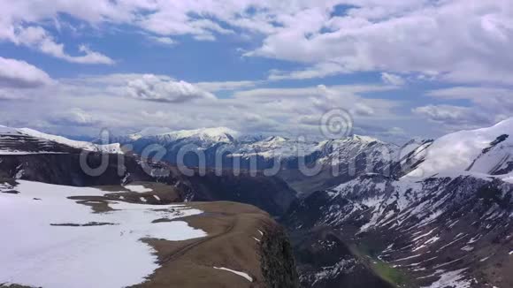 高加索山脉山上覆盖着雪视频的预览图