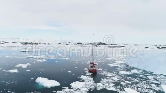航行游艇旅行南极平静的海冰视频的预览图