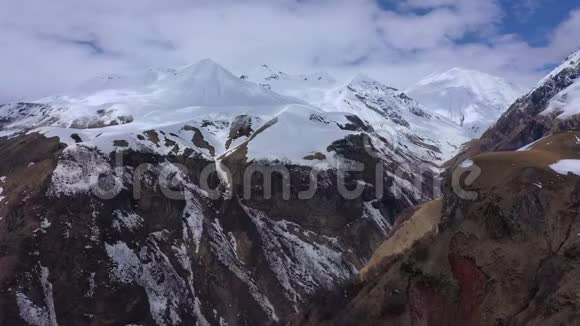 山上覆盖着雪高加索山脉视频的预览图