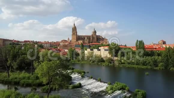 空中镜头萨拉曼卡大教堂反映在托姆斯河上西班牙视频的预览图