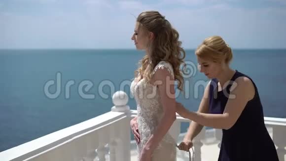 伴娘蕾丝礼服新娘在露台上海上婚礼视频的预览图