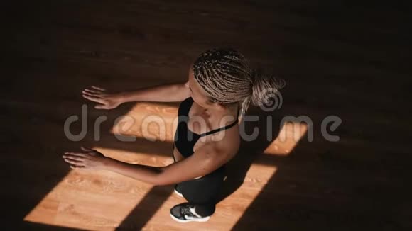 一位身材苗条的年轻金发女子在健身房从事健美操操她在健身场所跑步视频的预览图