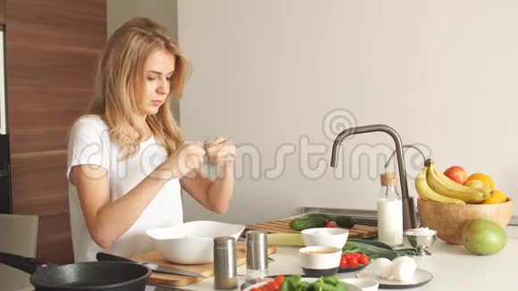 女人在厨房的砧板上用肉和蔬菜做烤肉串视频的预览图