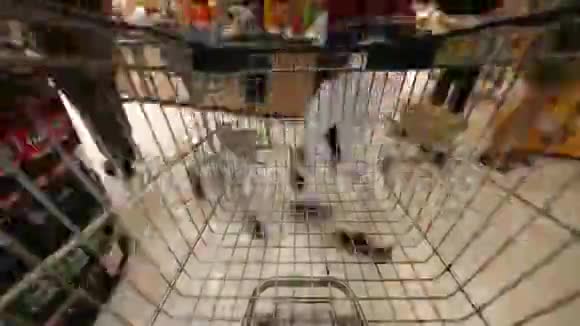 4超市过道中购物车的超时时间视频的预览图