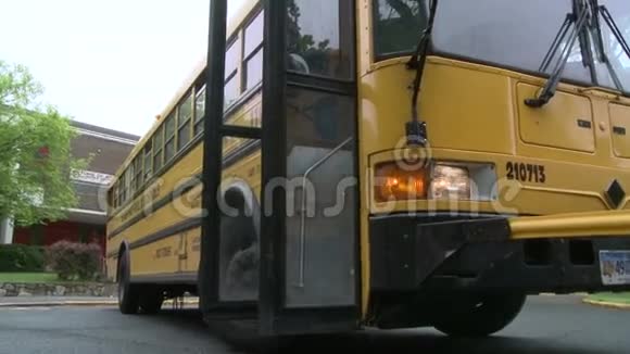 公共汽车在学校等着视频的预览图