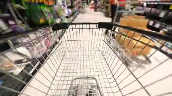 4超市过道上的购物车超时视频的预览图