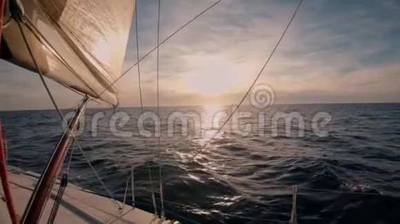令人惊叹的海上灵感日落视频的预览图