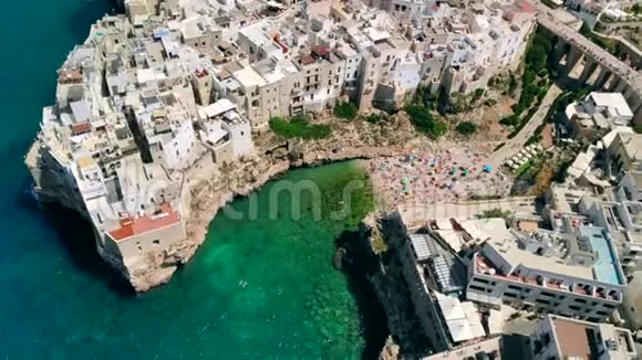 从意大利普格利亚的波利尼亚诺马雷和海滩俯瞰海景视频的预览图