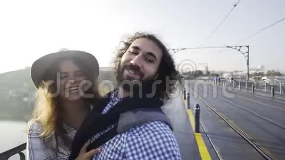 快乐夫妇在桥上自拍视频的预览图