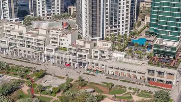 海湾大道公园靠近商业湾的现代住宅和办公综合体航空梯视频的预览图