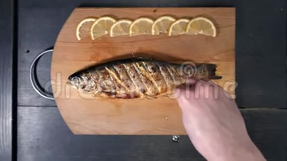 厨师长在餐厅的鱼盘上装饰菜肴视频的预览图
