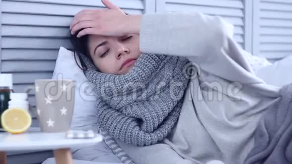 病妇躺在灰色卧室里患流感视频的预览图